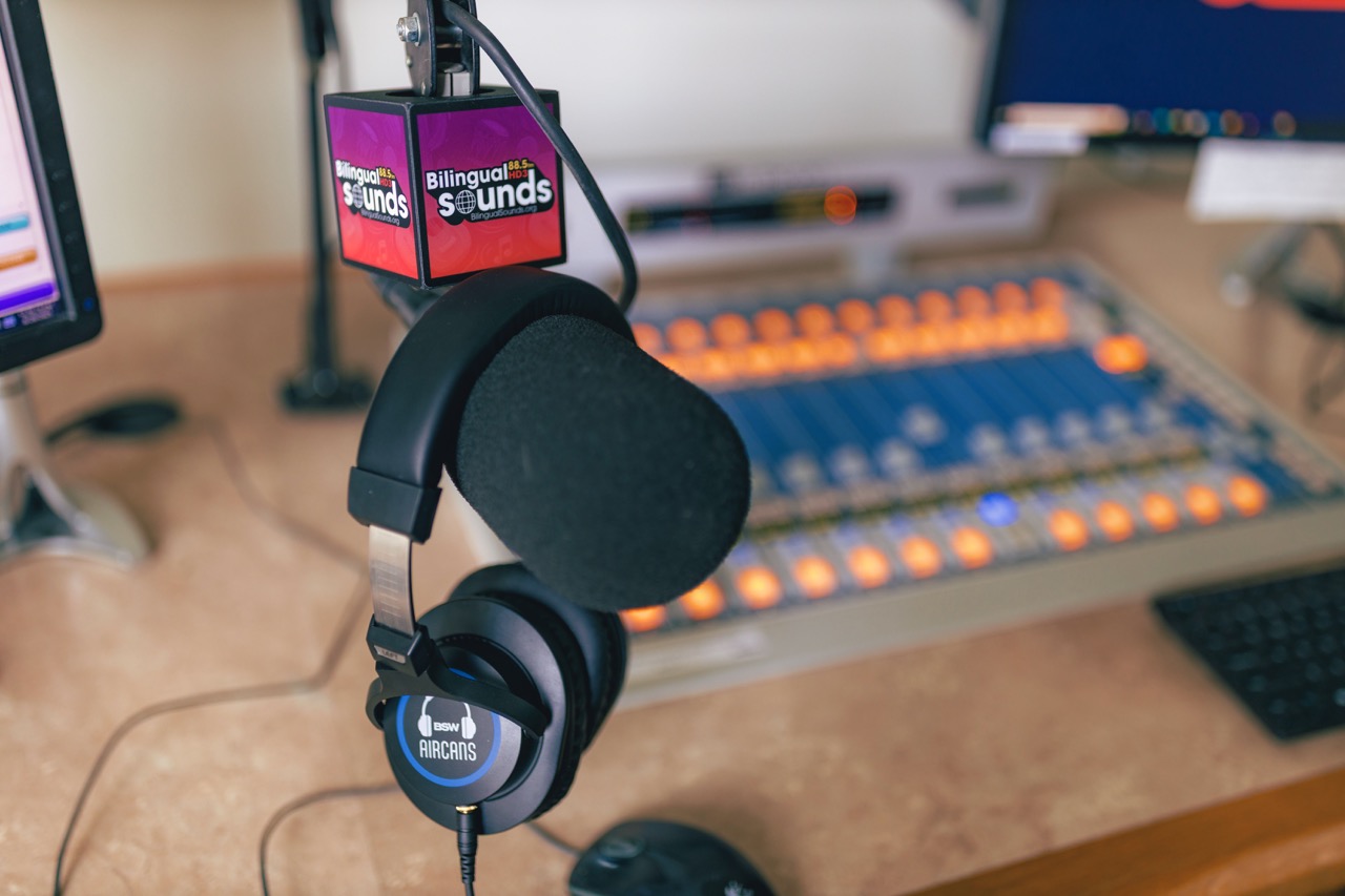 05 25 BILINGUAL SOUNDS ON AIR CONSOLE with MICROPHONE FLAG STRAIGHT ANGLE ON